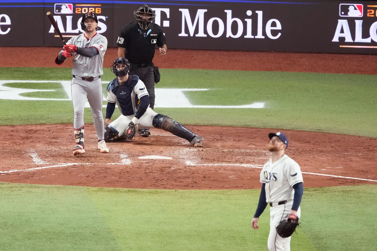 2026년 10월 12일(현지시간), ALCS 1차전 7회 홈런 타구를 바라보는 클리블랜드의 패트릭 베일리.