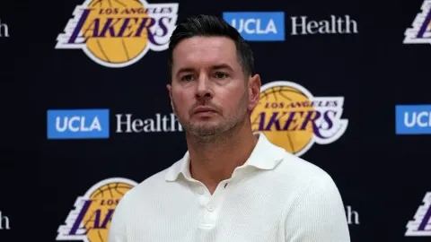 UCLA 헬스 트레이닝 센터 기자회견에서 발언하는 JJ 레딕
