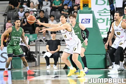 DB 수비 사이에서 패스하는 LG 양준석