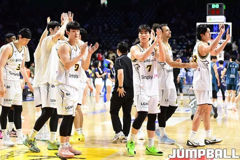 창원 LG 선수들이 흰색 LG 유니폼을 입고 개막전 뒤 관중에게 인사하는 모습