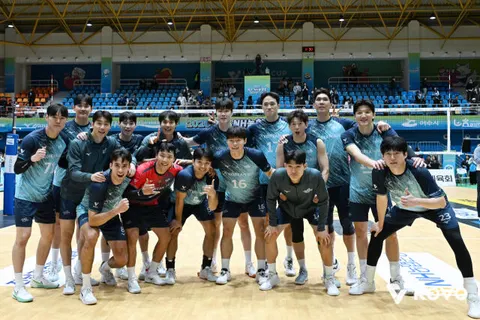현대캐피탈전 승리 후 기념 촬영하는 대한항공 선수단