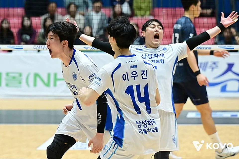 대한항공전에서 경기하는 삼성화재 선수들