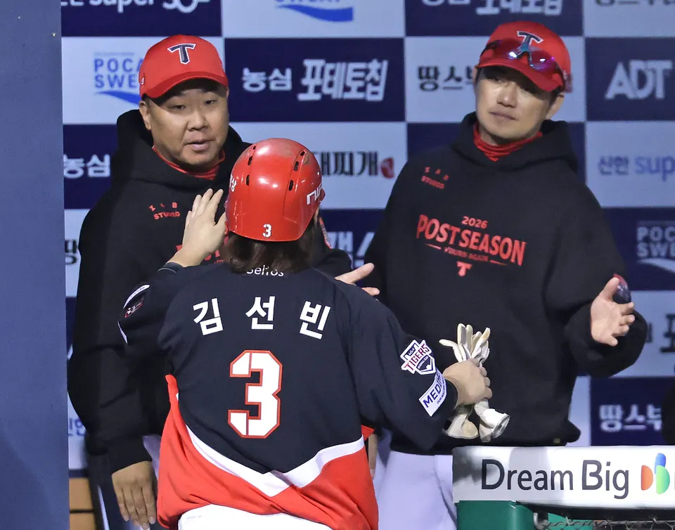 준플레이오프 3차전 득점 후 이범호 감독과 하이파이브하는 KIA 김선빈