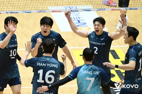 우리카드와 준결승에서 환호하는 대한항공 선수들