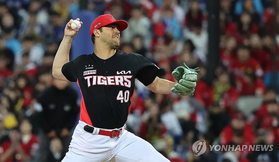 검은 TIGERS 유니폼과 붉은 모자를 착용한 KIA 제임스 네일의 투구 장면