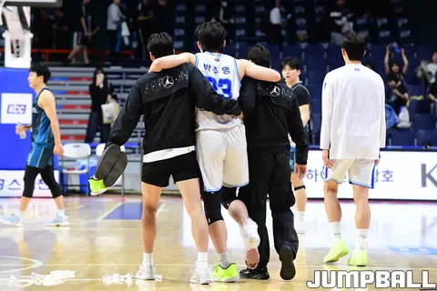대구 한국가스공사 박준영이 부산 KCC 원정 경기 중 다쳐 스태프 두 명의 부축을 받으며 코트를 나서는 장면
