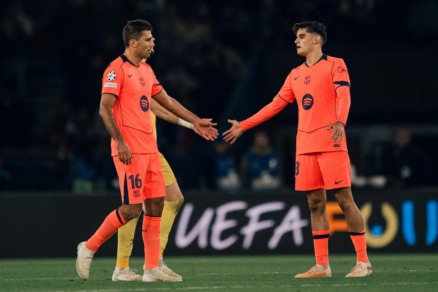 2026년 10월 20일 PSG 원정에서 서로 손을 맞대는 바르셀로나 선수들.