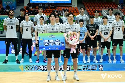 컵대회 결승 시상식의 현대캐피탈 선수단