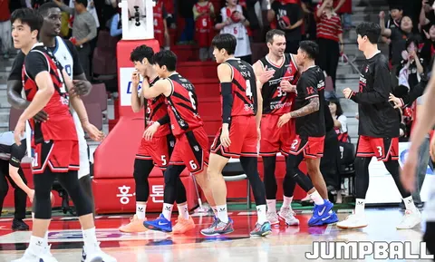 안양 정관장 선수들이 경기 중 코트에 모여 서로 축하하는 장면