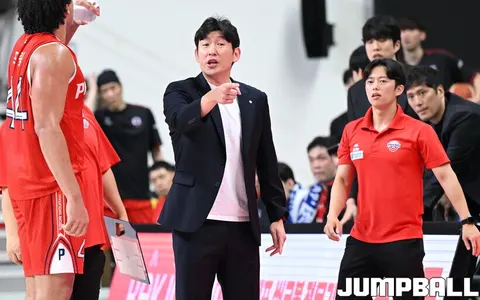 울산 현대모비스 벤치에서 코칭스태프가 선수에게 지시하는 장면