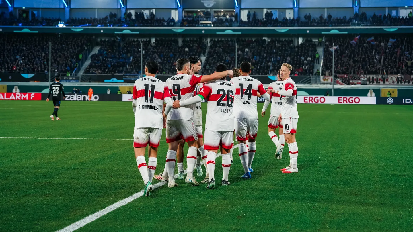 2026년 10월 28일 파더보른과의 DFB-포칼 경기에서 운다브의 득점을 함께 기뻐하는 슈투트가르트 선수들.