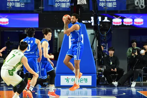2026년 10월 28일 대구체육관 DB전에서 리바운드를 잡은 한국가스공사 케베 알루마.