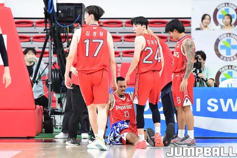 2026년 10월 29일 KCC전 도중 코트에 앉은 베즐리와 현대모비스 선수들.