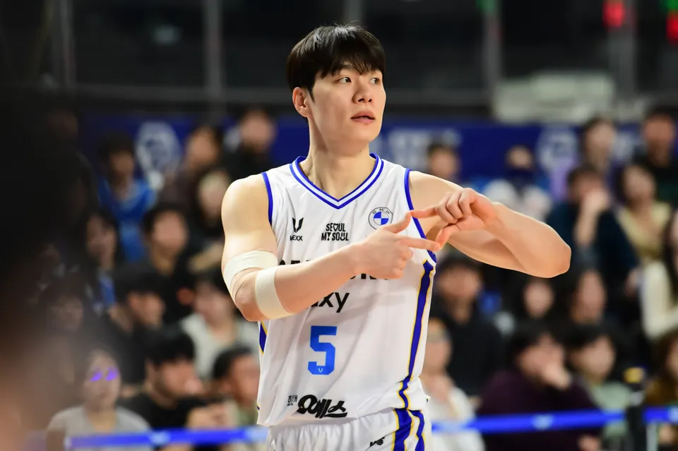 흰색 삼성 5번 유니폼의 한호빈이 손으로 작전 신호를 보내는 장면