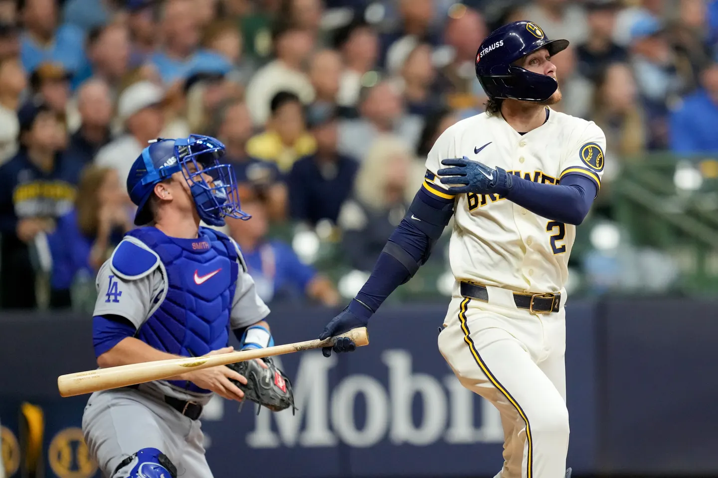 2026년 10월 11일(현지시간), 밀워키 NLCS 1차전 4회말 홈런 타구를 바라보는 브라이스 투랑과 다저스 포수 윌 스미스.