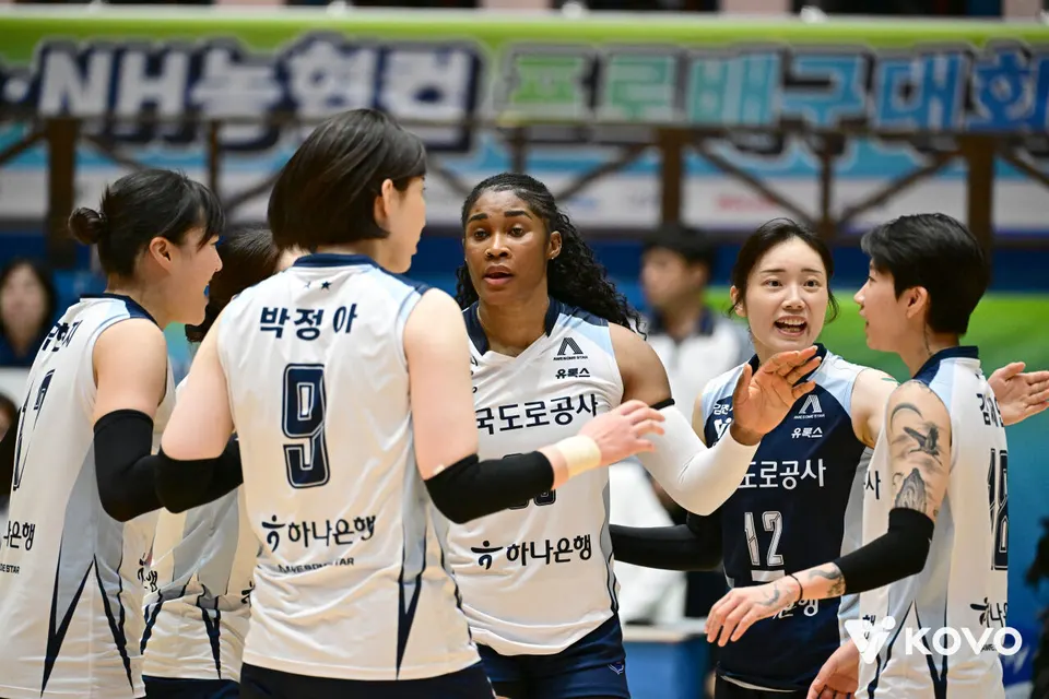 컵대회 결승에서 서로 격려하는 한국도로공사 선수들